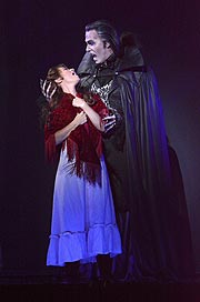 Premiere "Tanz der Vampire" im Deutschen Theater mit Thomas Borchard als Graf Krolock und Veronica Appendu als Sarah (©Foto: Ingrid Grossmann)=